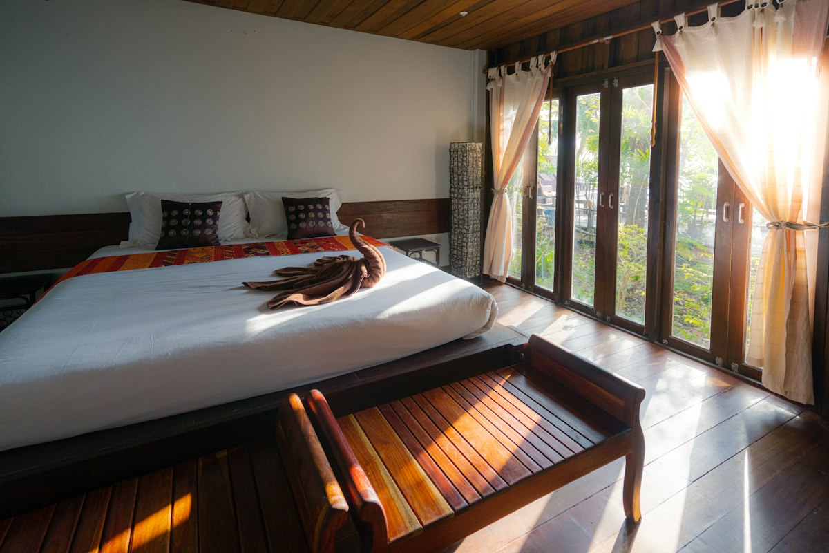 Kolam renang privat Loka Senja dengan air jernih, pepohonan tropis hijau, dan suasana pagi tenang di Ubud Bali